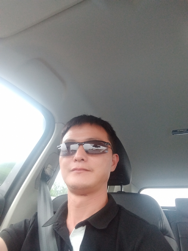 孤独的男人的第一张照片--杭州相亲服务中心