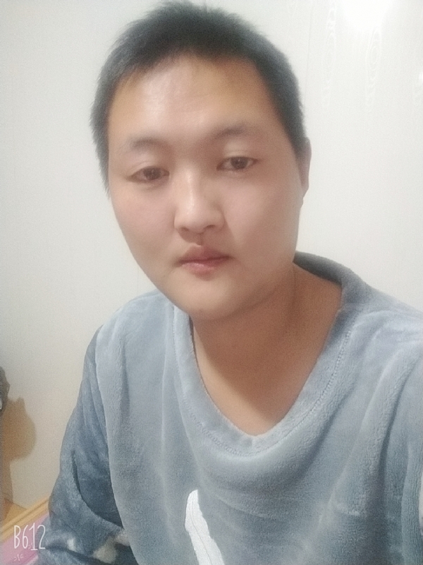 烟圈里透着伤的第二张照片--杭州相亲服务中心