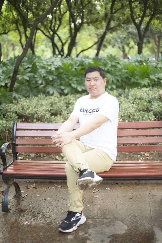 抱着鱼睡觉的猫的第一张照片--杭州相亲服务中心