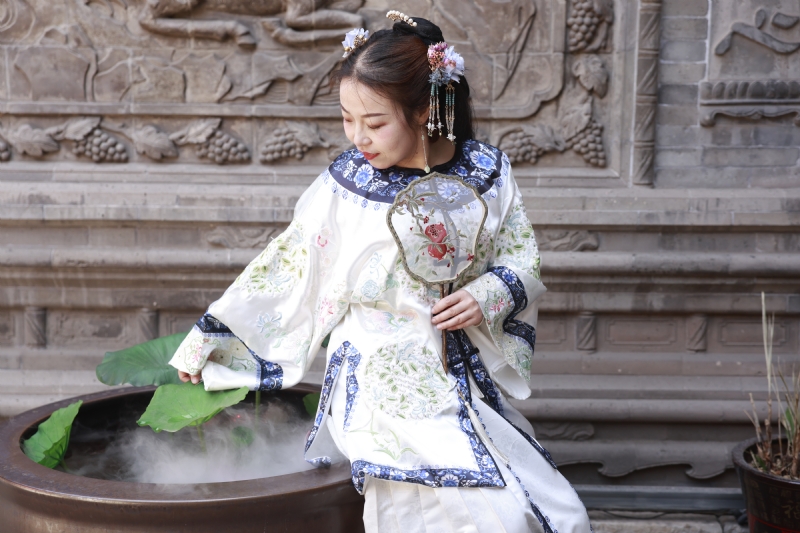 认真的雪的第一张照片--杭州相亲服务中心